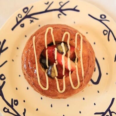 Ватрушка с ягодами и тонка в Луи по цене 390 ₽