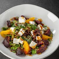 Салат с запеченной свеклой в Смородина