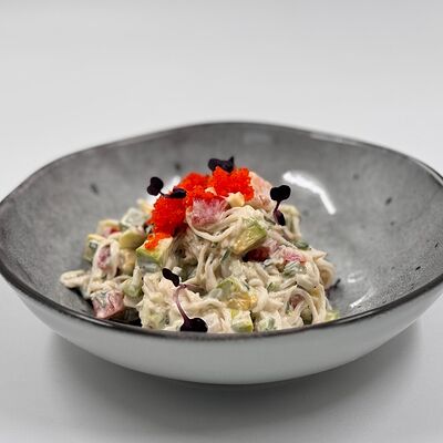 Салат с креветкой и сурими в Суши и Роллы Ли по цене 550 ₽