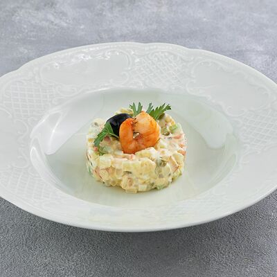 Салат Оливье с раковыми шейками в Царь по цене 750 ₽