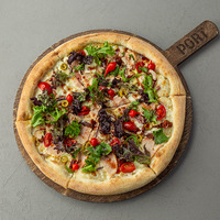 Пицца с подкопченной курицей и сладким маринованным перцем в Диккенс