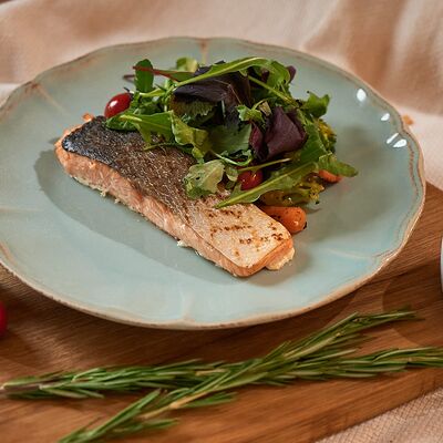 Стейк из лосося на гриле с овощами в Debaton по цене 876