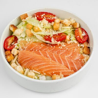 Салат Цезарь с семгой в Координаты по цене 450 ₽