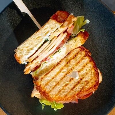 Сэндвич с курицей на булочке Бриошь в Горький по цене 679 ₽