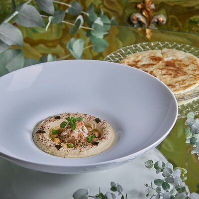 Хумус с крабом, трюфелем и лепешкой роти в Turandot по цене 2750 ₽