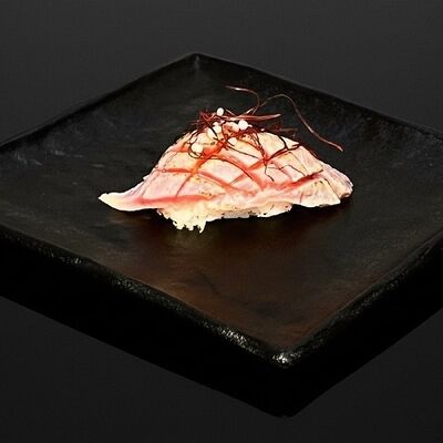 Суши с опаленным тунцом в Бейкер суши по цене 239 ₽