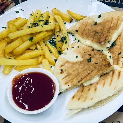 Чиз-тост на гриле в Кафе Аль-карамарабская кухня по цене 380 ₽