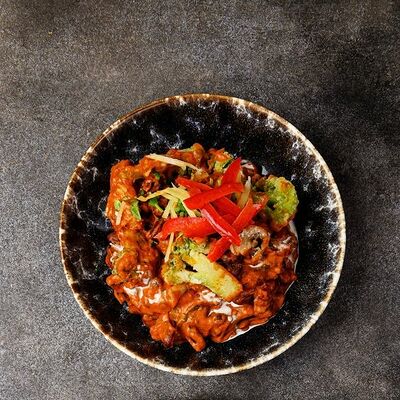 Фасоль тушеная с грибами и брокколи в индийском соусе в Sushi & More по цене 385 ₽