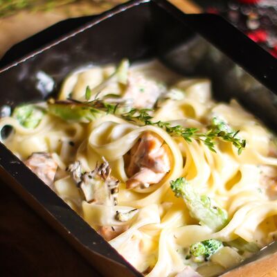 Феттучини с лососем и брокколи в Капуцин Кирова по цене 640 ₽