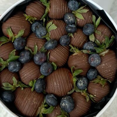 Бокс с клубникой в шоколаде №42 в Di Panna Confetteria по цене 3390 ₽