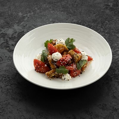 Салат с хрустящими баклажанами, томатами и творожным кремом в Асъядор по цене 550 ₽