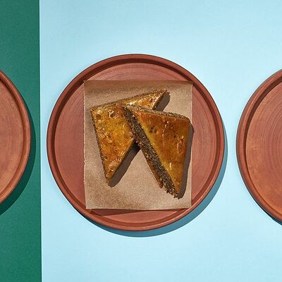 Десерт Пахлава в Хачапури и вино по цене 165 ₽