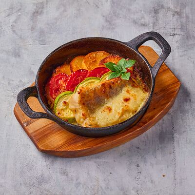 Судак, запечённый с цукини и картофелем под соусом из мацони и сулугунив Мамука по цене 940 ₽