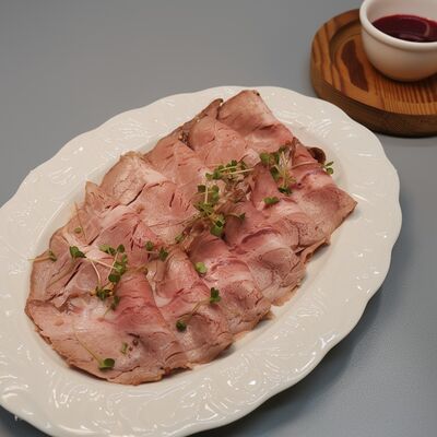 Буженина с соусом из черноплодной рябины, меда и черного перца в Мёд и Масло по цене 565 ₽