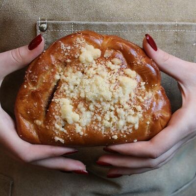 Булочка с яблоком и корицей в Между нами булочками по цене 199 ₽