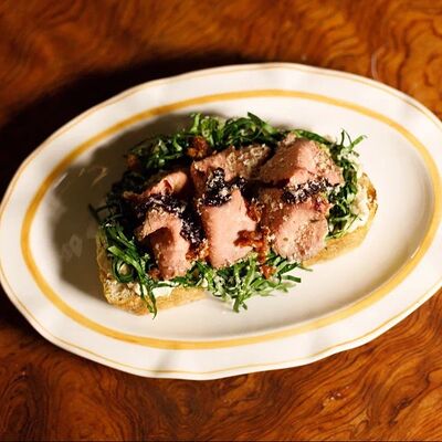 Брускетта вителло-тоннато с огуречным релишем в Луи по цене 860 ₽