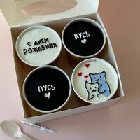 Набор Cake to go №1 с котиками. Красный бархат с клубникой и Банан-карамель в Кондитерская Cakesmile
