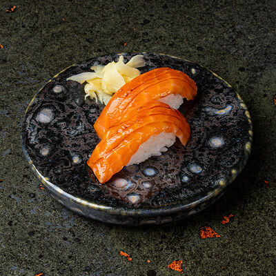 Суши Лосось в Sumo Izakaya по цене 420 ₽