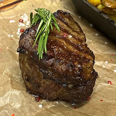 Филе миньон в перечном соусе с картофелем по-домашнему в Роланд по цене 1500 ₽