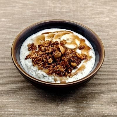 Каша из кускуса с чиа, гранолой и бананом в Кафе-пекарня Susser по цене 385 ₽