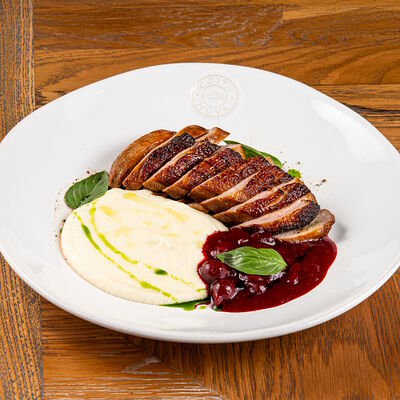 Утиная грудка с пюре из сельдерея и копченой вишни в Сыроварня по цене 1150 ₽