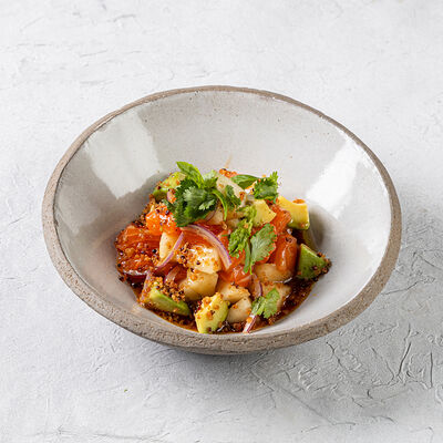 Тар тар из лосося,манго, киноа, соус шисо в She по цене 950 ₽