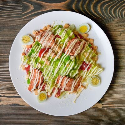 Цезарь с форельюв Сушико по цене 790 ₽