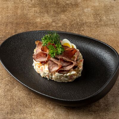 Оливье с ростбифом в Егерь по цене 890 ₽