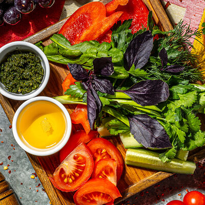 Свежие овощи и зелень в Хачапури по цене 670 ₽