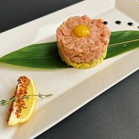 Тартар из тунца с трюфельным маслом в Трюфель