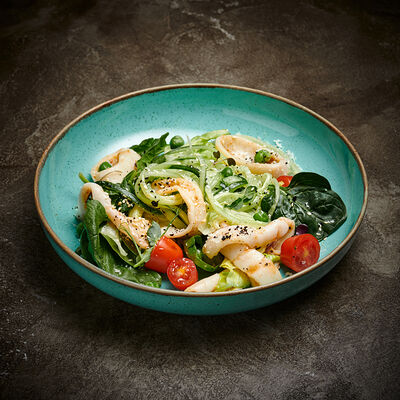 Салат с кальмарами и свежими овощами в Корчма по цене 410