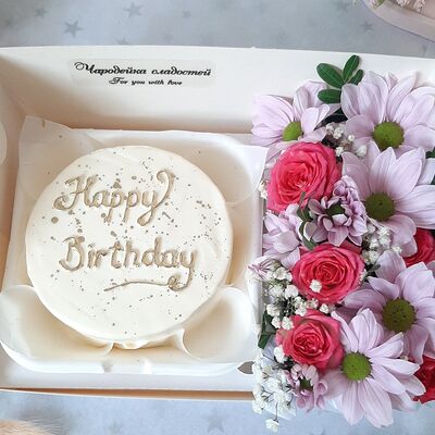 Бенто торт Happy Birthday с цветами в Чародейка сладостей по цене 3490 ₽