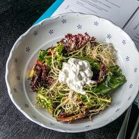 Зеленый салат с авокадо, черри и страчателлой в Monti