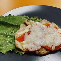 Куриная отбивная под помидорами и сыром в НИРВАНА Арт бар