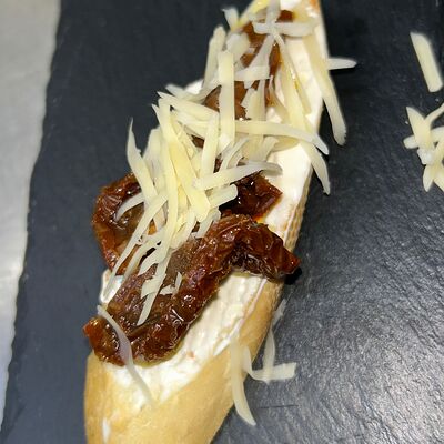 Брускетта с вялеными томатами и пармезаном в Brighton Beach по цене 250 ₽