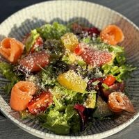 Салат с семгой и цитрусами в Flamin