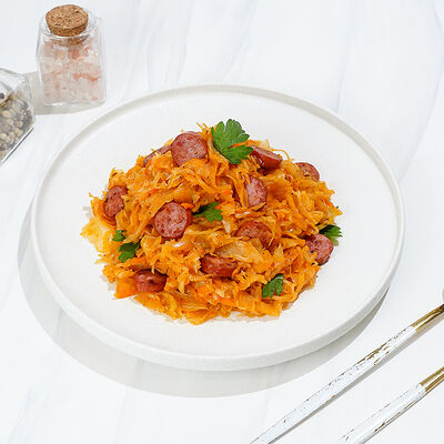 Капуста тушеная с колбасками в Магбургер & Братья Караваевы по цене 220