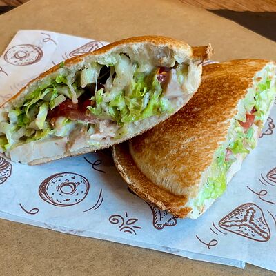 Сэндвич Цезарь с курицей в Дом кофе по цене 330 ₽