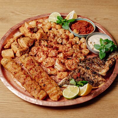 Праздничное ассорти рыбы и морепродуктов в Maroon по цене 22190 ₽