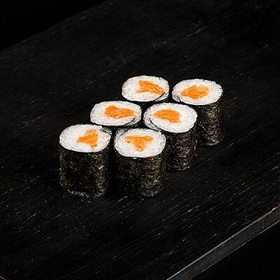 Тонкий ролл с лососем в Царица Роллов по цене 347 ₽