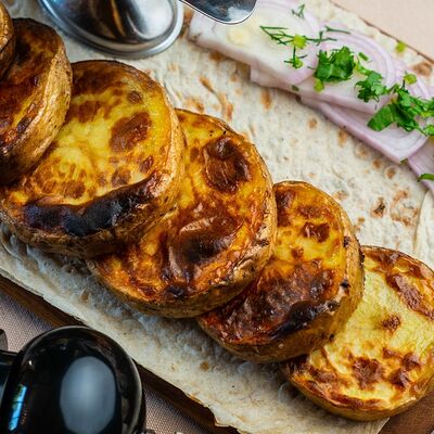 Картофель на мангале в На углях по цене 250 ₽