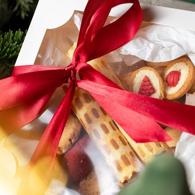 Подарочный набор с печеньем в MAYAR по цене 1850 ₽