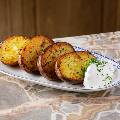 Печенный на углях молодой картофель со сметаной в Joli grand bistrot по цене 350 ₽