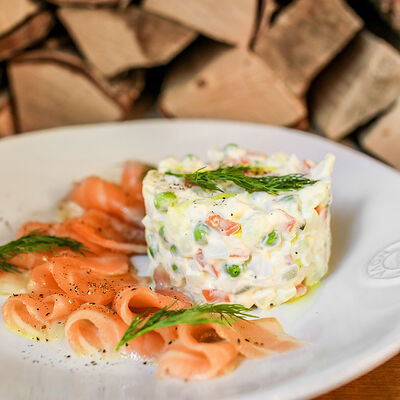Салат оливье со слабосоленым лососем в Сыроварня по цене 820