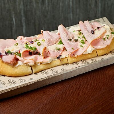 Фокачча с окороком и сливочно-трюфельным соусом в Chester по цене 750 ₽