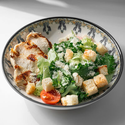 Салат Цезарь с цыпленком в Sunrise по цене 458 ₽