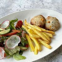 Котлеты из цыпленка с картофелем фри и овощным салатомв u.bistro
