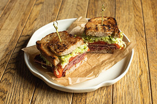 Большой утренний сэндвич с ростбифом в Touché по цене 990 ₽