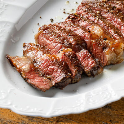 Стейк Рибай Dry Aged с соусом чимичури в Salone pasta & bar по цене 6900 ₽