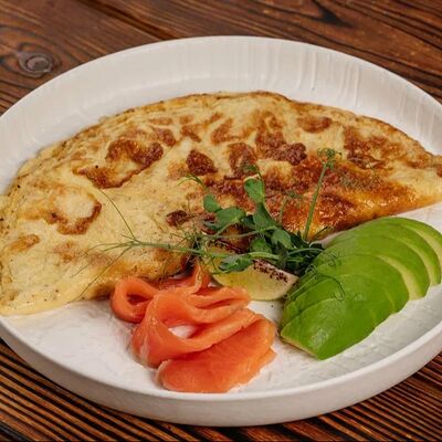 Омлет с малосольной семгой и авокадо в Arnamal по цене 720 ₽